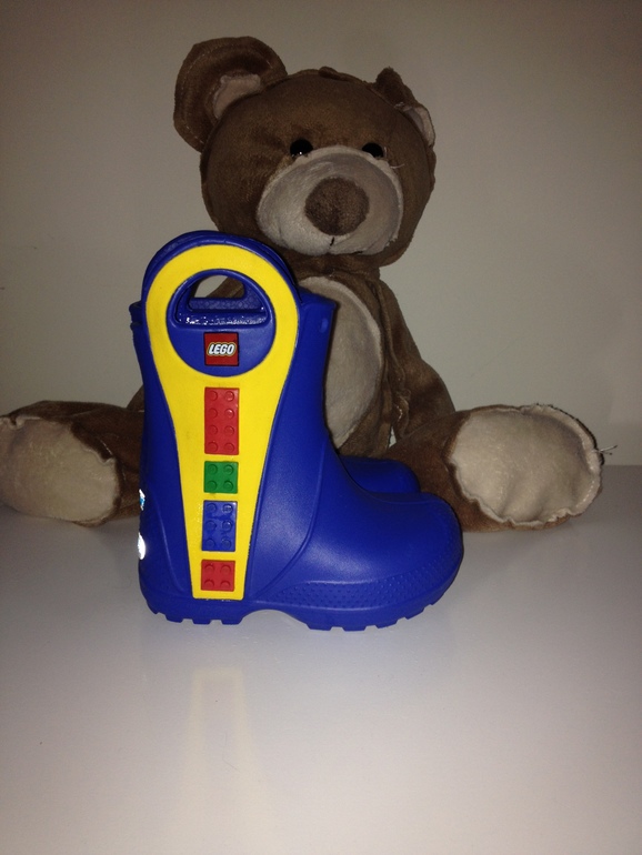 новое автокресло продам, кое-какая одежда, обувь на мальчика 1,5-2 года