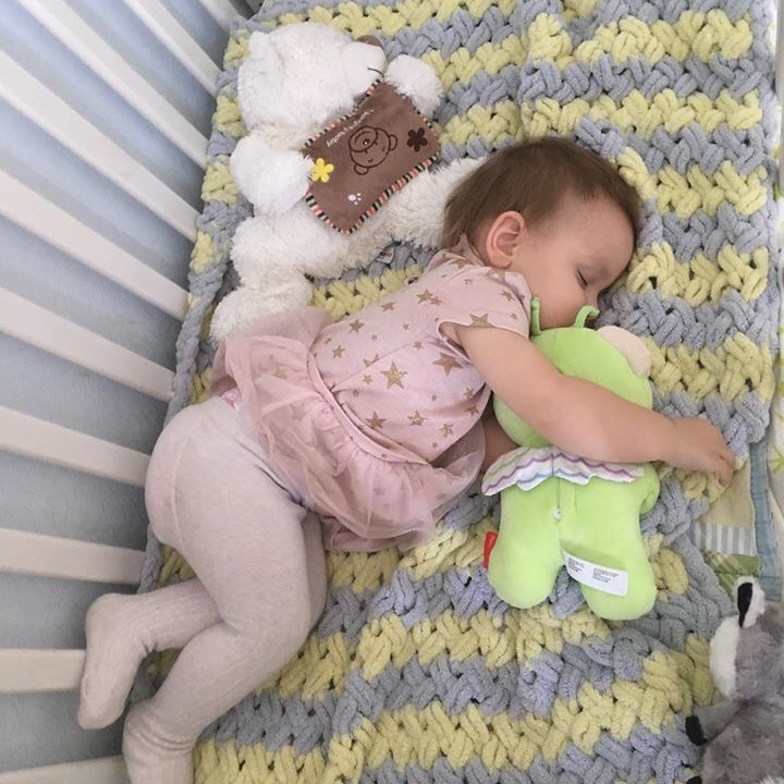 Малыш ребенок спит в коляске на открытом воздухе