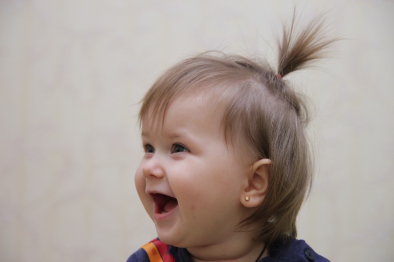 Прокололи ушки Кате