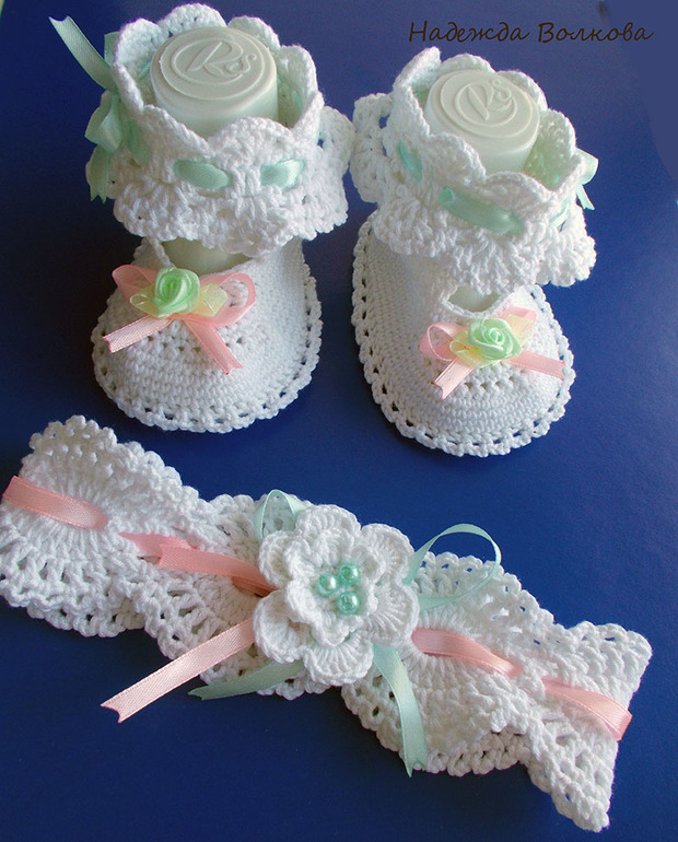 Пинетки и повязочка для малышки