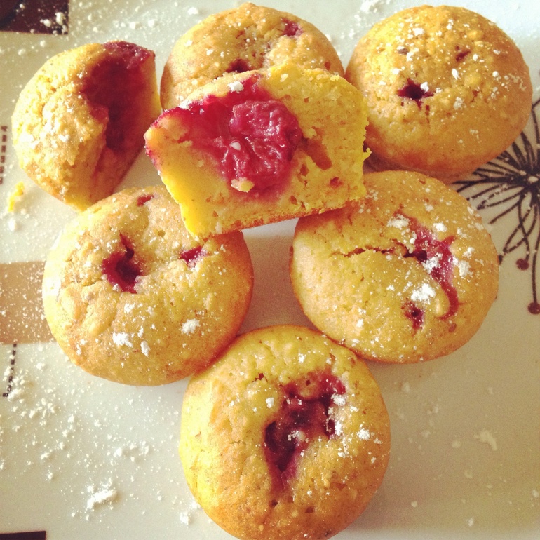 Добавила в кексы вишню:)