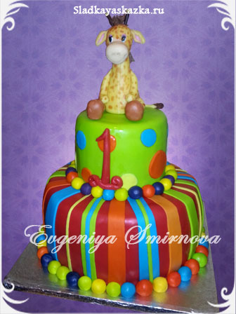 Яркий торт с жирафиком
