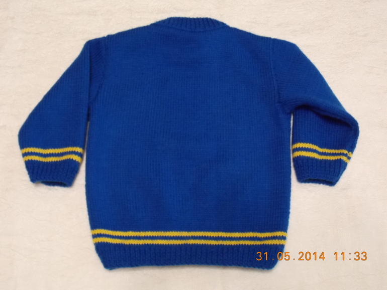 Свитер для мальчика с миньоном