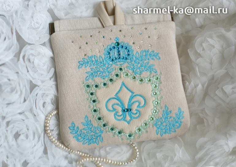 Сумочка на руку вышитая "Королевская лилия. Бирюза и мята"