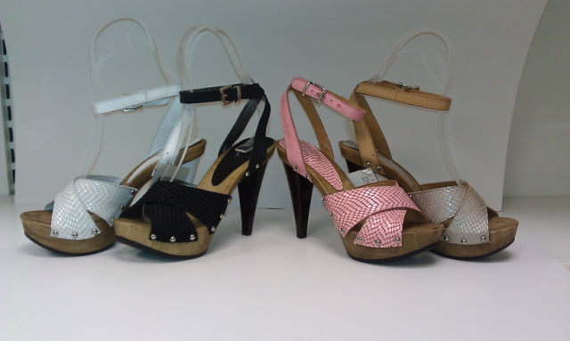 Пристраиваю босоножки белая кожа под рептилию 38 размер