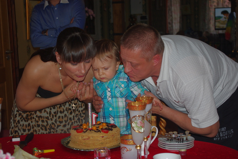 И вот нам уже ГОДИК!!!!!!!)))))