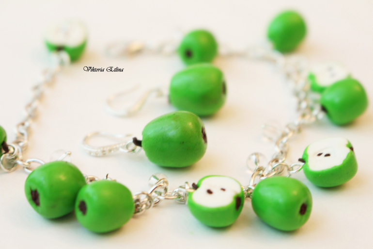 Яблочный браслетик