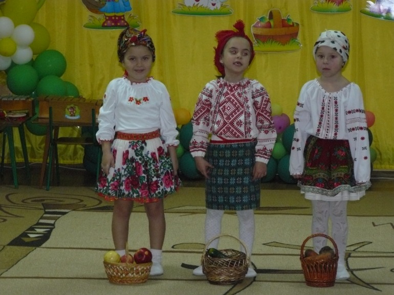 День осени в садике.Ангелинка в роли Хозяюшки))
