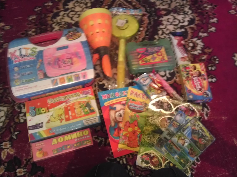 Подарочки от младшей сестренки для Амелии)