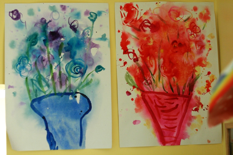 Осваивает акварель