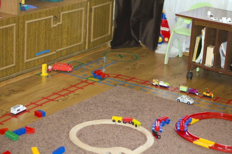 городок из клейкой ленты