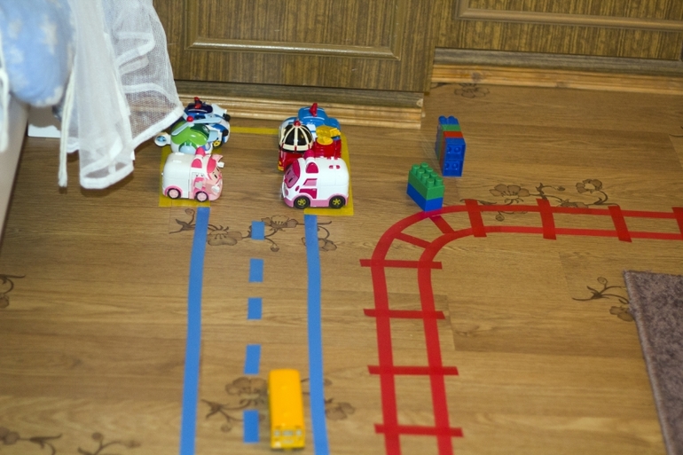 городок из клейкой ленты