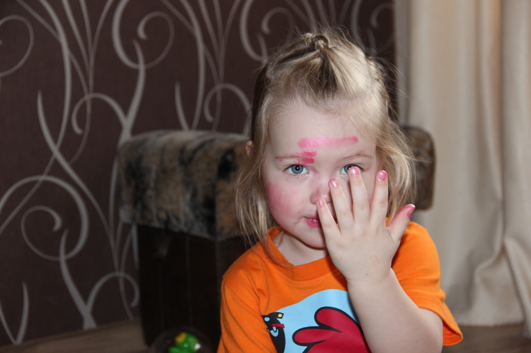 Утащила ножницы ...