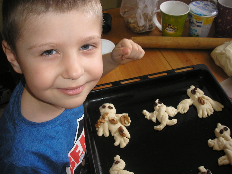 Лепим жаворонков из пресного теста!