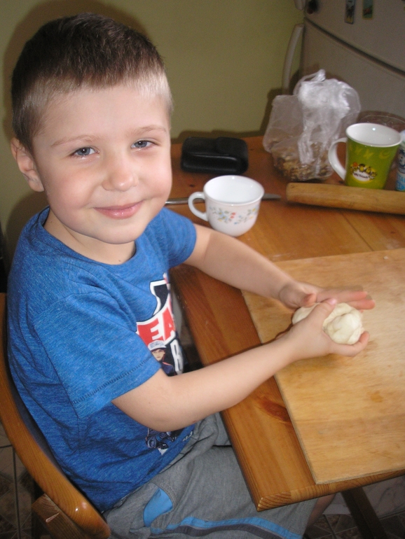 Лепим жаворонков из пресного теста!