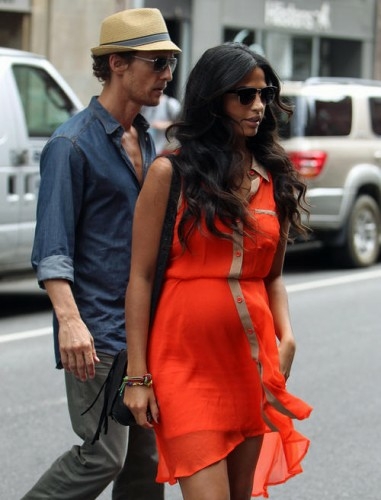 Беременный стиль звезд. Камила Алвес