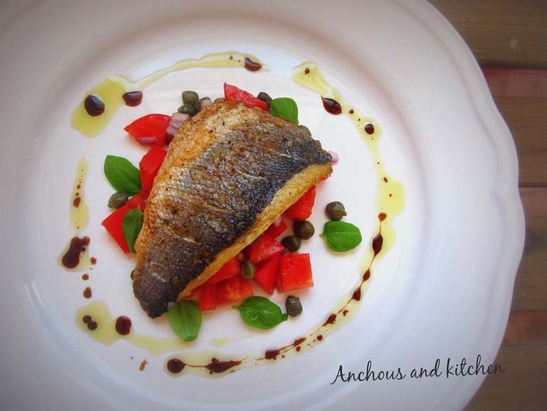 Сибас жареный с салатом из помидор и каперсов