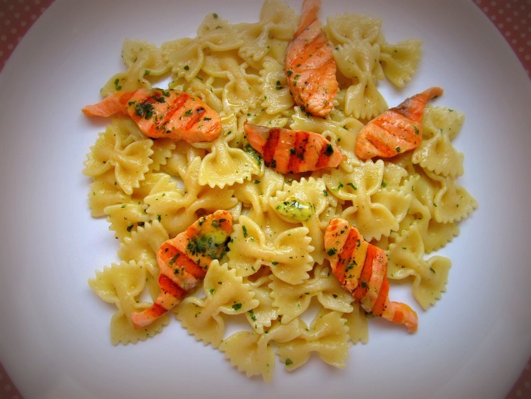 Паста с лососем в эстрагоновом масле + бонус ( рецепт винного масла к мясу)