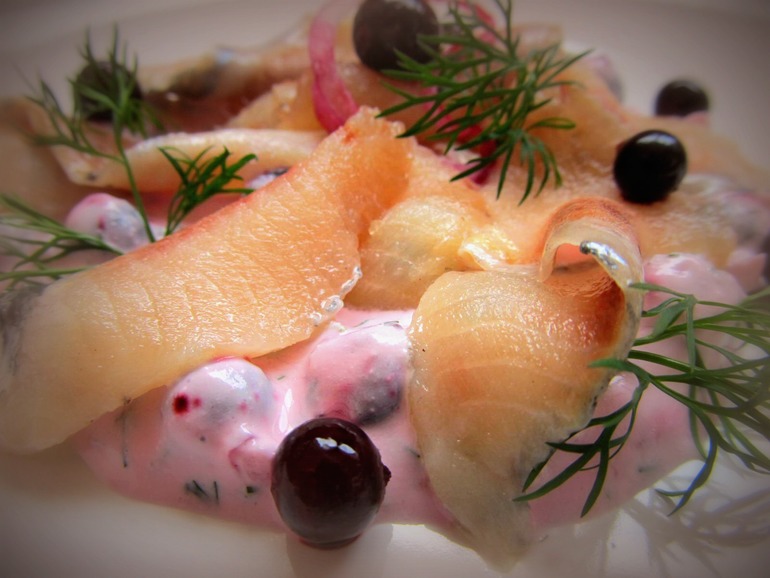 Сельдь домашнего, пряного посола со смородиновым соусом