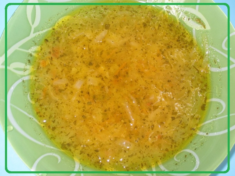 Щи из квашеной капусты на говяжьем бульоне.