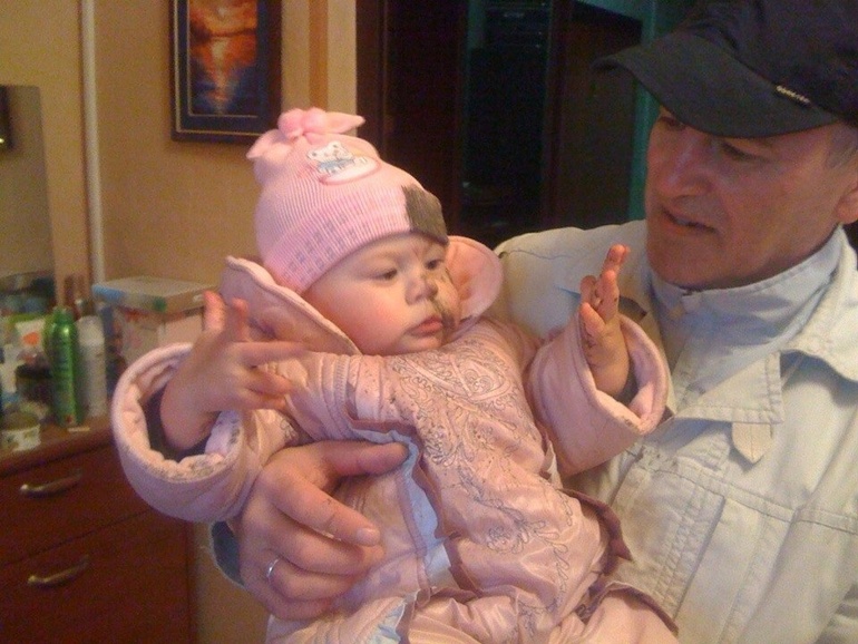 Дедушка с внучкой пошел погулять