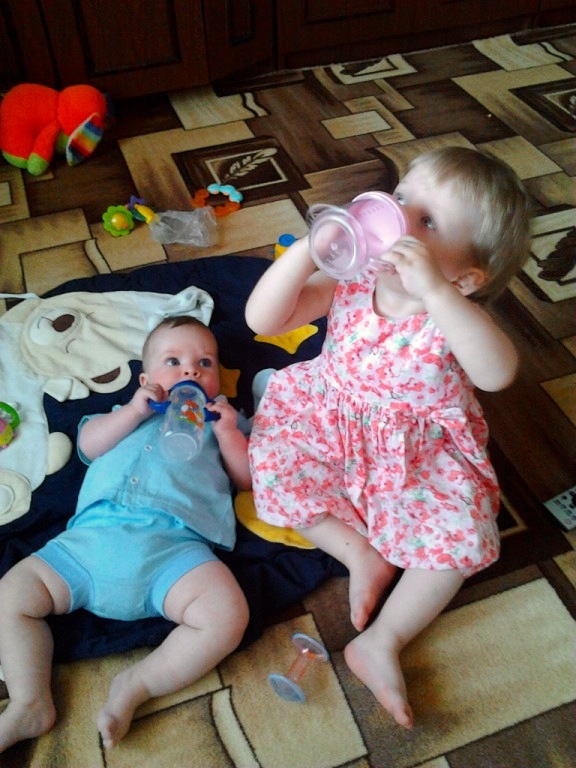 Дочурка в гостях у бабушки)