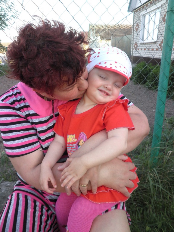 Дочурка в гостях у бабушки)