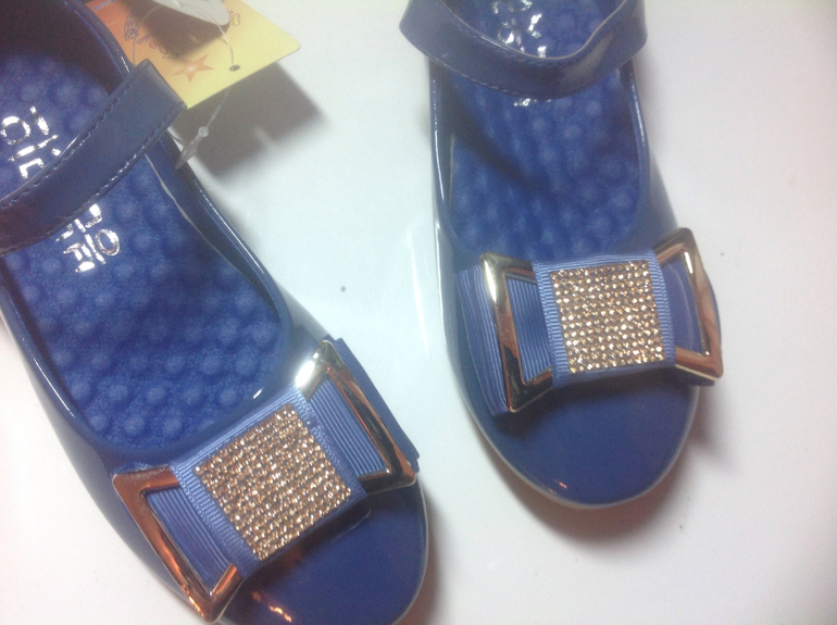 Карго самолет. Ваши вещи. Хвасты много детской летней обуви.