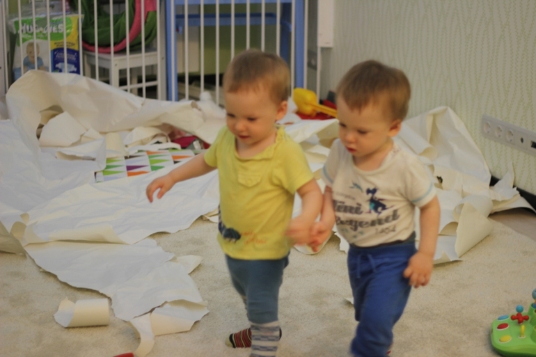 Близнецы Ярослав и Вадим (много фото , одни постом как мы живем)