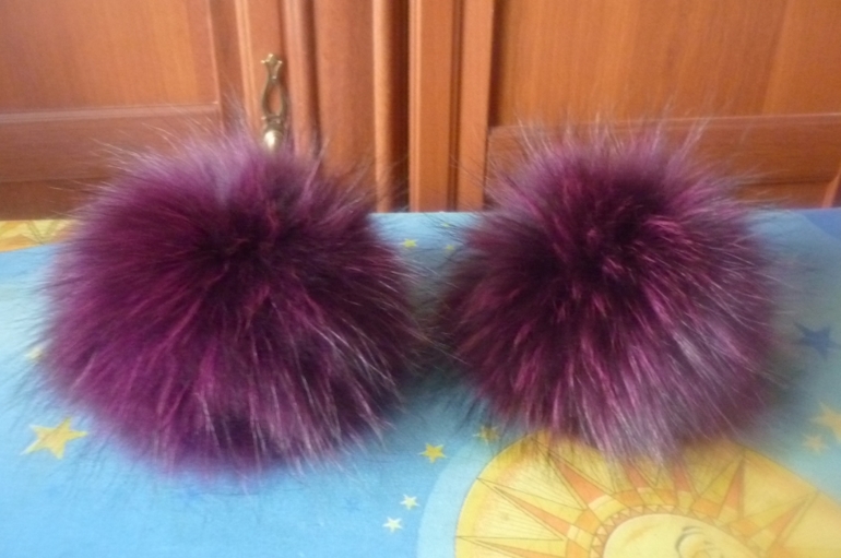 меховые помпоны ягодных цветов))-малина и черешня))