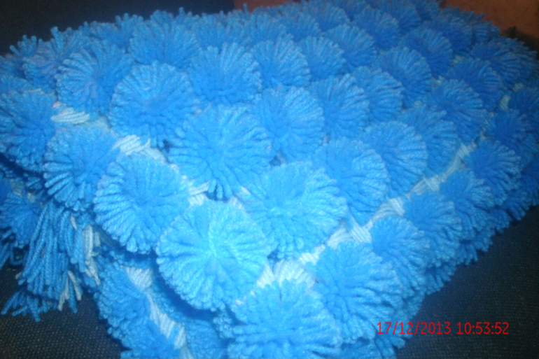 Детские пледы из помпонов