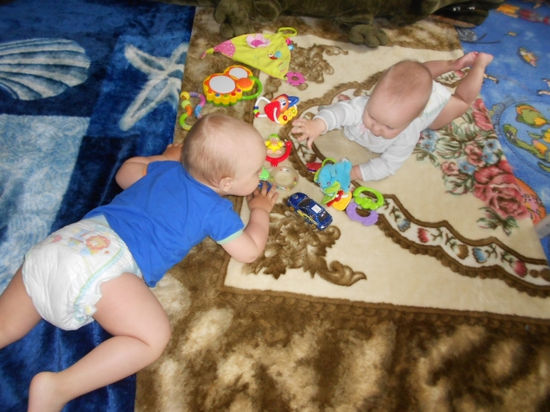 Совместные игры Артёма и Полины 1,7 и 7 м.