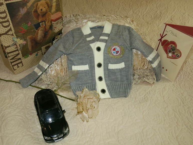 Модная одежда для детей и взрослых по стоковым ценам.