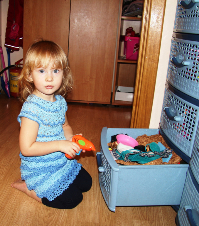 Голубое платье для младшей дочки