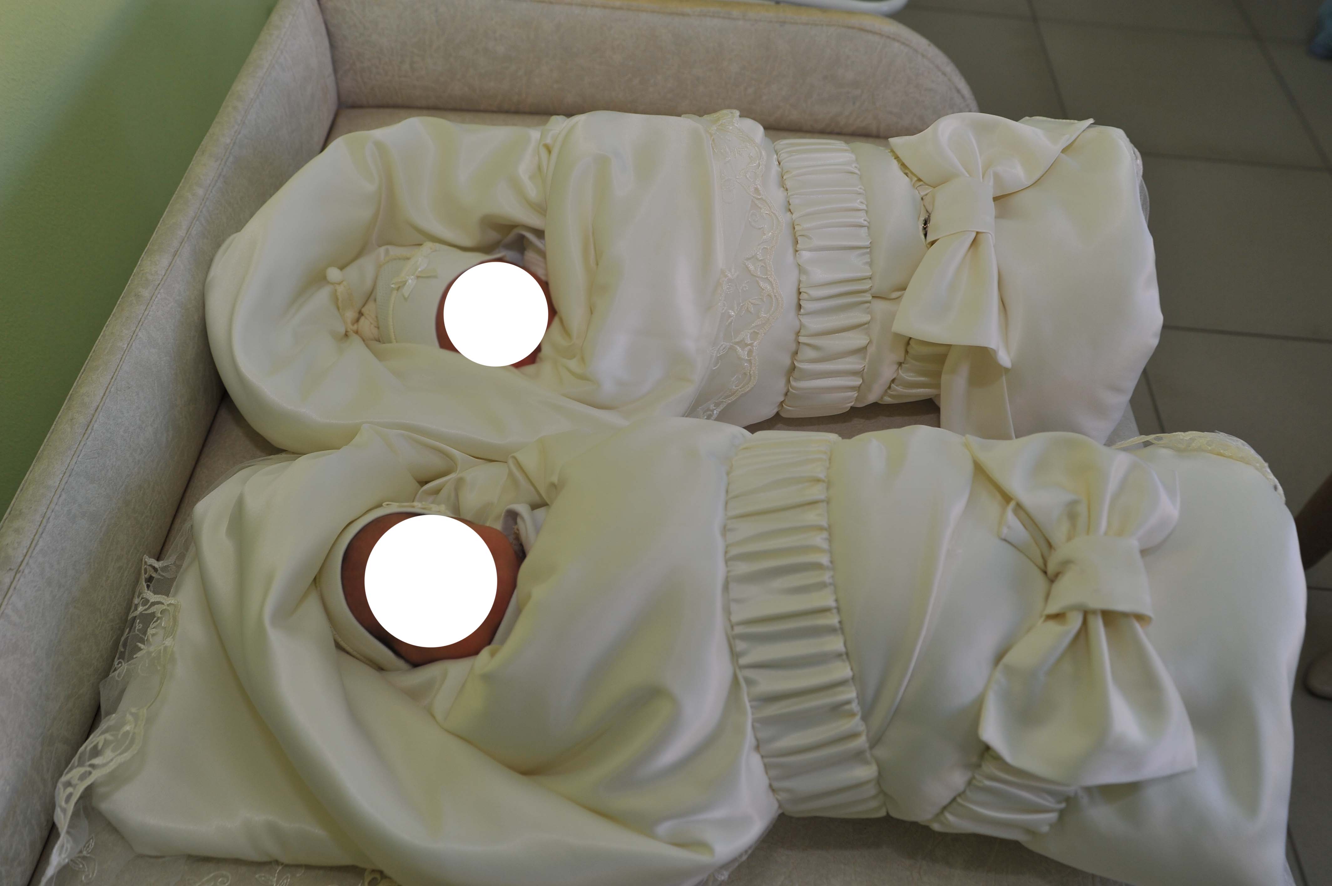 Конверты-одеяла на выписку (молочного цвета, в кружевами и красивым бантом)