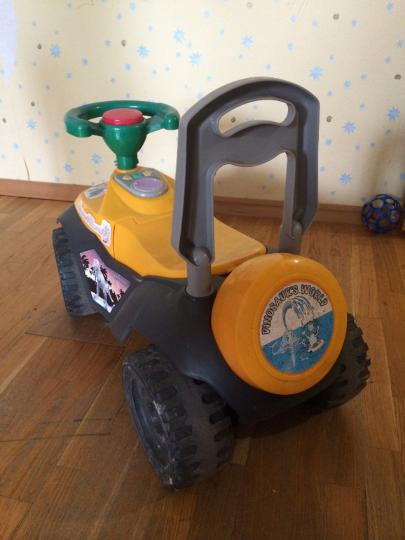 Машинки-каталки для мальчика и девочки