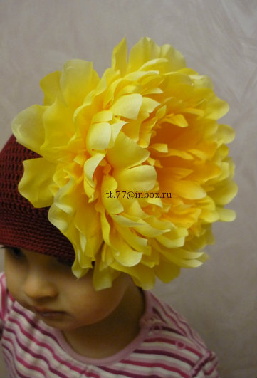 Шляпки, шапочки, повязки на голову, резинки для волос и заколочки с пышными цветами или бантиками!