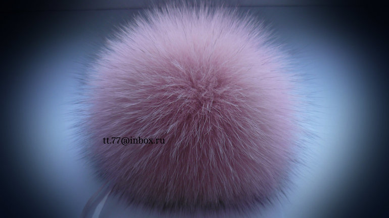 Меховые помпоны из Песца. цвет персиковый.