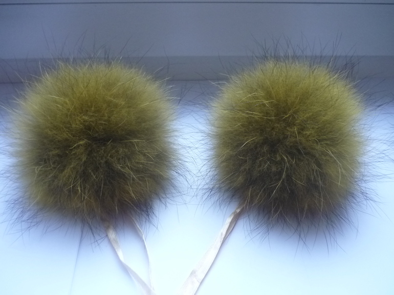 Меховые помпоны из Енота. цвет желтый.