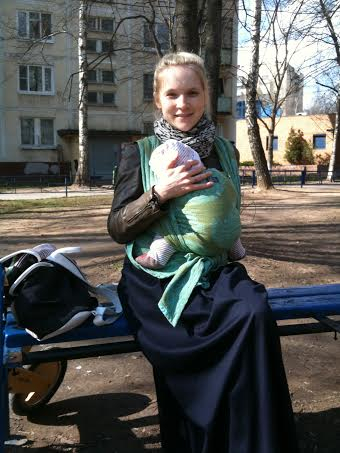 Малыш выгибается в слинге