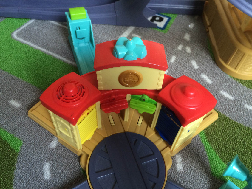 Chuggington. Игровой набор Дом стажёров с кольцевой железной дорогой (депо) со звуком и пусковым механизмом. 1200 руб.