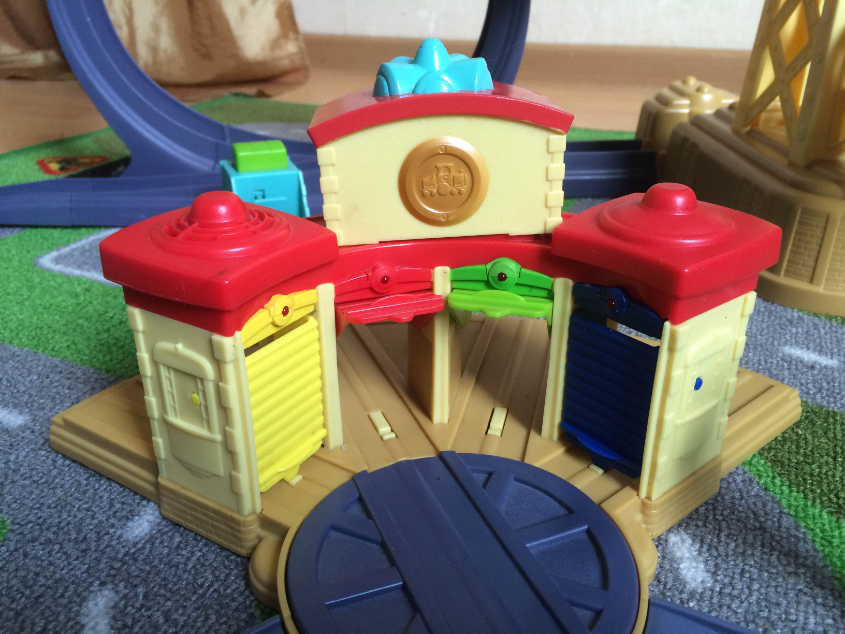 Chuggington. Игровой набор Дом стажёров с кольцевой железной дорогой (депо) со звуком и пусковым механизмом. 1200 руб.