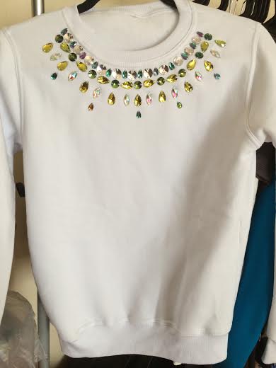 Белый свитшот с кристаллами.