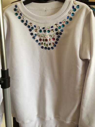 Белый свитшот с кристаллами