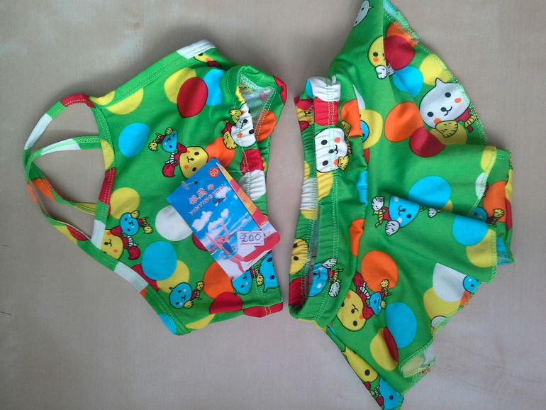 Продам купальник детский на девочку 3 года всего 200 рублей.