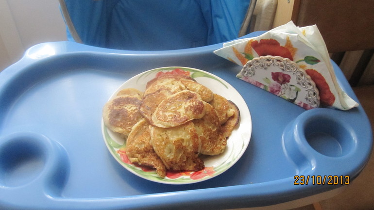 4 неделя готовим вместе с детьми. Банановые оладьи и молоко