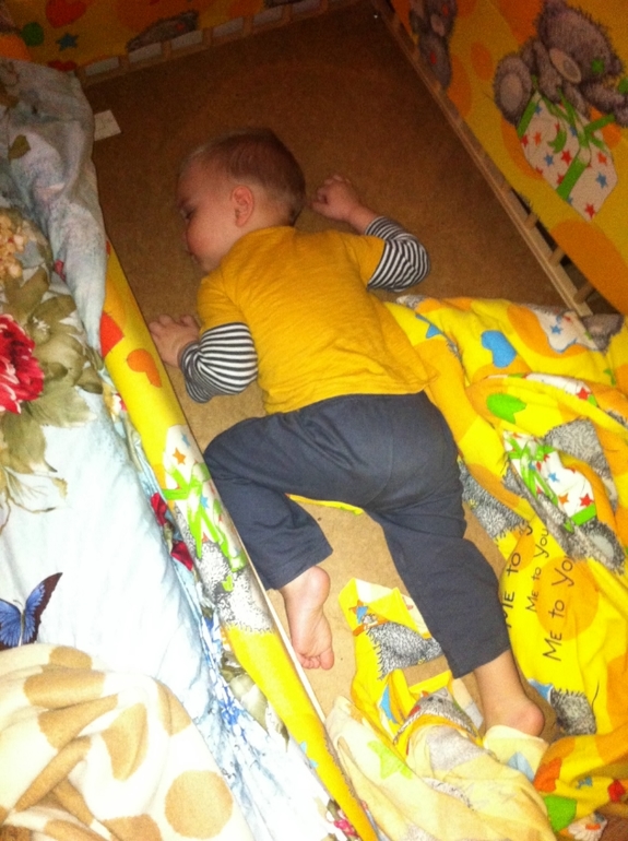 Не спит в своей кроватке? Не, не слышали)))