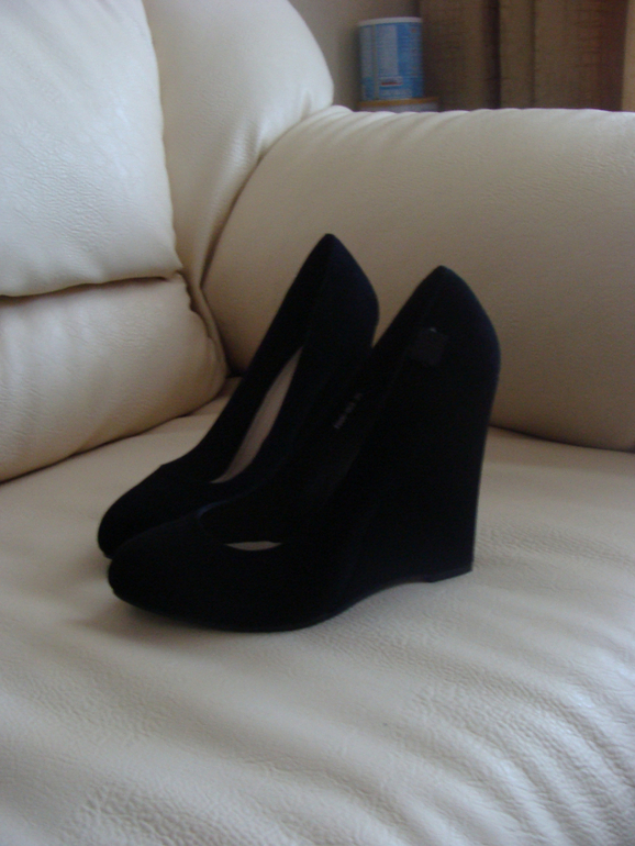 пристрою туфли натур.замша...1900р..