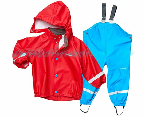 Одежда в дождливую погоду теплой весной и летом