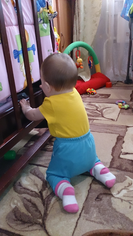 Дочка встала у опоры!!!